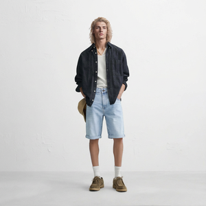 شورت جينز رجالي صيفي فضفاض بقصة برمودا بطول الركبة بلون أزرق فاتح مغسول، بحافة مطوية، للبيع بالجملة، الحد الأدنى للطلب 7 قطع - Product Image 3