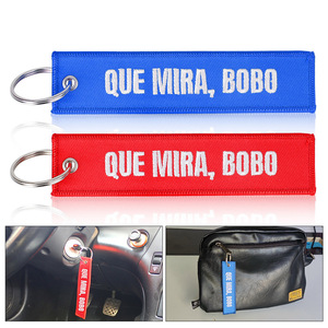 Porte-clés de voiture Que Mira Bobo en tissu rouge et bleu avec boucle métallique pour accessoires automobiles - Product Image 1