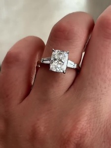 Bague de fiançailles de luxe en diamant de laboratoire 2 carats taille coussin couleur D-E-F avec pierres latérales coniques plaqué or 14K 18K certifiée IGI VVS - Product Image 2