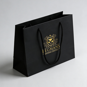 Sacs de shopping en papier kraft noir recyclables, personnalisés avec logo imprimé et estampage à chaud doré, pour emballage promotionnel de vêtements et cadeaux de détail - Product Image 4