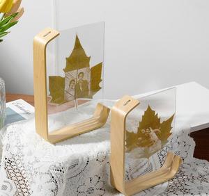 <span class=keywords><strong>Cadre</strong></span> <span class=keywords><strong>photo</strong></span> en bois <span class=keywords><strong>pas</strong></span> <span class=keywords><strong>cher</strong></span> en forme de L, style nordique, gravure laser motif feuille, installation sur table, couleur bois naturel, chêne blanc - Product Image 3