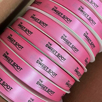 Kişiselleştirilmiş logo ve 3D kabartmalı altın varak detaylarıyla süslenmiş özel lüks polyester saten-grosgrain kurdele.