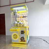 Machine de jeu d'arcade à griffes à monnayeur pour attraper les poupées et les peluches, pour divertissement familial