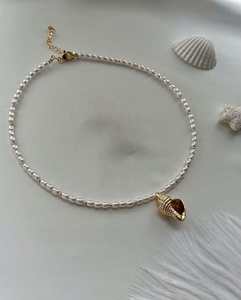 Collier ras du cou unisexe fait main en perles d'eau douce et étoiles de mer dorées, style océan, avec cristaux de guérison et motifs géométriques - Product Image 5