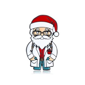 Broche de Noël en émail Docteur Père Noël avec stéthoscope, épinglette festive pour les professionnels de la santé, infirmières et personnel médical - Product Image 1