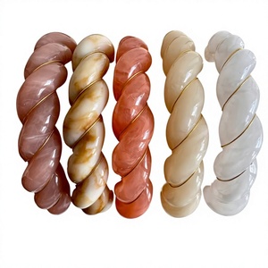 Figurine en résine artisanale peinte à la main sur le thème de l'ange, écologique, pièce maîtresse de bijouterie artisanale personnalisée - Product Image 1