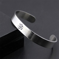 Bracelet Manchette Homme Personnalisé en Acier Inoxydable Prénom Gravé Lettre Arabe Islamique Musulman Vintage Argent Mat pour Cadeau