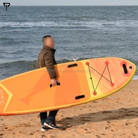 Planche de surf à la dérive JTRDA avec kick pad et ailerons d'assistance pagayant sur une planche à pagaie rapide en eau blanche SUP gonflable