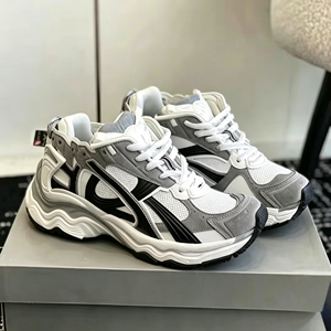 Baskets Chunky Dad grises, blanches et noires avec empeigne en mesh et daim, semelle intermédiaire ondulée, chaussures décontractées streetwear pour hommes et femmes - Product Image 1