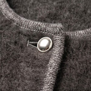 <span class=keywords><strong>Cardigan</strong></span> <span class=keywords><strong>gris</strong></span> vintage en maille à col rond et manches longues pour <span class=keywords><strong>femme</strong></span>, orné de boutons métalliques, en super mohair, à simple boutonnage - Product Image 4