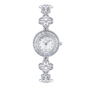 นาฬิกาข้อมือผู้หญิง Clastyle ดีไซน์หรูหรา ประดับเพชรและมุกเปลือกหอย - Product Image 3