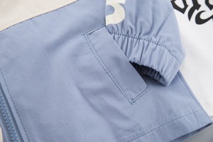 ชุดเซ็ตสามชิ้นสำหรับเด็กผู้ชายลายการ์ตูนหมีพกพาอักษรสีสันสดใสแฟชั่นกันลม - Product Image 5