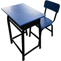 Élèves du primaire cours de formation scolaire cram école garde cours de tutorat étudiants bureaux et chaises simples
