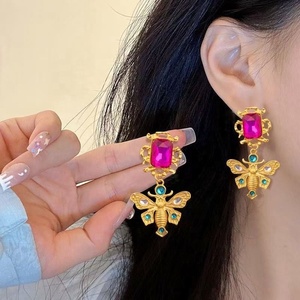 Pendientes de Aro con Mariposa de Diamantes Verdes Retro de Moda para Mujer, Estilo Europeo Americano de Alta Gama, Aleación Chapada en Oro de 18K con Engaste de Bisel - Product Image 1