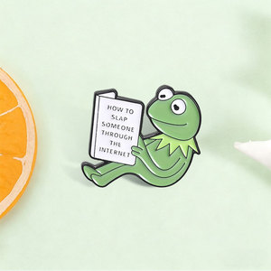 Pin de solapa de metal esmaltado de alta calidad con diseño de rana divertida y texto 'How To Slap Someone Through The Internet', personalizado, venta al por mayor - Product Image 3