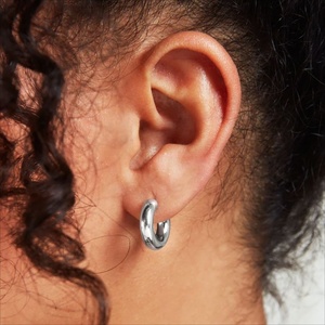 Boucles d'oreilles créoles classiques épaisses personnalisées en acier inoxydable plaqué or 18 carats pour femmes - Product Image 6