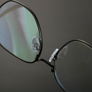 Coussinets de nez antidérapants en silicone pour lunettes, visage ovale, design simple, type à vis, matériau polyuréthane, légers, ajustement confortable - Product Image 1