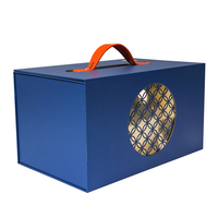 Boîte cadeau rectangulaire bleu marine à double porte avec poignée en cuir orange, insert en mousse, emballage haut de gamme personnalisé