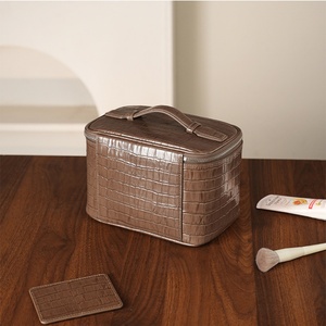 Grande capacité, sac de lavage pour femme, alligator, design tendance personnalisé, trousse de toilette, sac à main en PU pour femme, sac à maquillage - Product Image 2