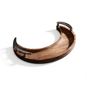 Tabla de servir artesanal de madera de mango en forma de media luna, bandeja decorativa con borde curvo y asas plateadas esculpidas - Product Image 1