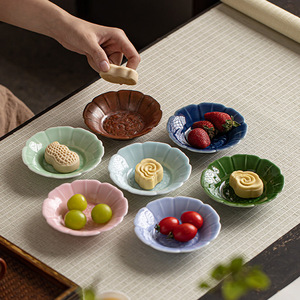 Assiette à pâtisserie miniature en céramique, forme fleur, style rétro en porcelaine, plateau à fruits pour salon de thé ou fête - Product Image 2