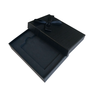 Boîte cadeau rigide de luxe noire personnalisée et écologique avec support intérieur en éponge et gaufrage pour foulards, cravates et petits vêtements - Product Image 5