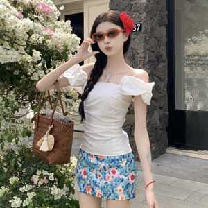 Top blanc chic d'été pour femme, coupe ajustée, taille cintrée, style débardeur à épaules dénudées, idéal pour les vacances à la plage - Product Image 4