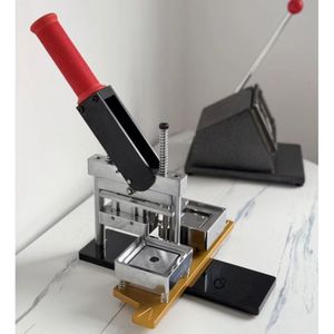 Macchina per la produzione di tasti con spillo quadrato da 2x2 50x50mm <span class=keywords><strong>2</strong></span>.5x2.5 63.5*63.5mm macchina per magneti da frigo con materiali di consumo - Product Image 5