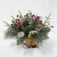 Ramillete de Ramas de Pino Navideñas Artificiales, Ramitas de Pino Escarchadas con Bayas Rojas y Piñas para Decoración de Mesa Navideña y Decoración del Hogar