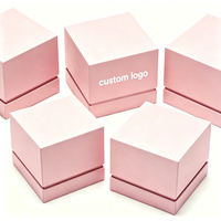 Boîte cadeau de luxe rose rigide pour bougie parfumée, conçue sur mesure, avec logo en relief et insert en mousse EVA.