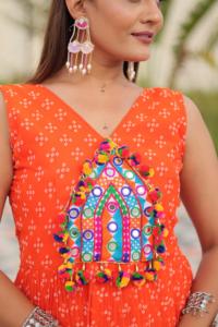 Colección de Vestidos Especiales para Navratri, con Bordado de Diseño, Trabajo con Espejos Reales y Tela Faux Georgette - Product Image 5