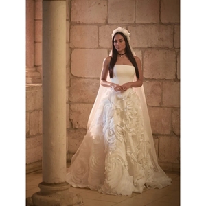 Robe de mariée personnalisable, dernière collection 2025, avec jupe ample, bustier blanc et décorations florales 3D, corset ajusté - Product Image 1