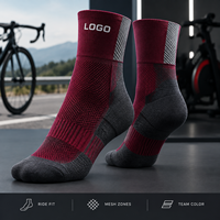 Chaussettes de cyclisme sportives bordeaux et noires, respirantes, à coupe ajustée, avec maille respirante, bord côtelé, faible volume, zones de couleur inaltérable, construction tricotée