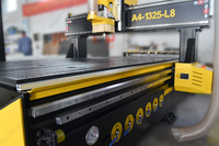 Máquina Fresadora CNC de Alta Precisión en Negro y Amarillo para Tallado y Corte de Madera en Fábricas de Muebles de Bangladesh
