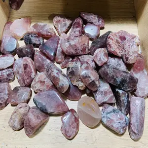 उच्च गुणवत्ता प्राकृतिक कण हीलिंग पत्थर स्ट्रॉबेरी क्वार्ट्ज Tumbled फेंगशुई और क्रिस्टल पत्थर के लिए सजावट और उपहार