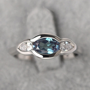 Anello geometrico con cornice ovale per donna, accessori minimalisti ed eleganti per l'uso quotidiano - Product Image 3