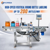 Machine d'étiquetage de bouteilles en verre pour bières artisanales et boissons, avec échelles de position gravées visibles, à changement rapide et répétable, et à faible temps d'inactivité
