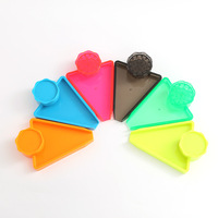 Nouveaux accessoires pour fumeurs avec entonnoir en plastique Triangle plateau roulant broyeur Logo personnalisé broyeur 63mm 2 pièces tabac herbe broyeur