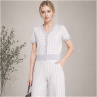 Ensemble chic en tricot gris pied-de-poule 2 pièces pour femme, haut à manches courtes et col en V et pantalon large pour une garde-robe sophistiquée