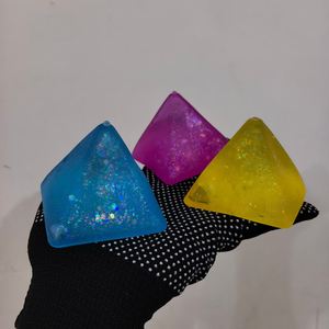 Jouet anti-stress compressible en forme de pyramide en maltose, jouet de décompression très populaire, jouet sensoriel en caoutchouc durable de poche, cadeau durable - Product Image 4
