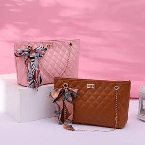 2022 venta <span class=keywords><strong>Hiot</strong></span> pequeña cadena cuadrada bolsos de mano de mujer correa de cadena bolsos de mensajero bolsos de moda para damas - Product Image 5
