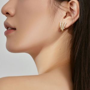 ต่างหูแบบติดหูสำหรับผู้หญิง ดีไซน์ทันสมัยจาก Dylam ผลิตจากเงินแท้ S925 ชุบโรเดียมและทอง 18K ประดับด้วยเพชรคิวบิกเซอร์โคเนียเกรด 5A สามชั้น - Product Image 3