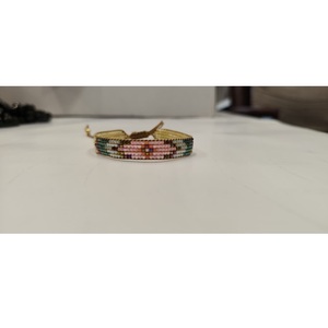 Bracelet en perles Miyuki Delica fait main Sstringz, rose pastel, vert sauge et blanc ivoire, avec motif géométrique floral, réglable - Product Image 1