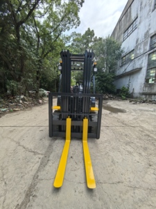 Montacargas diésel Komatsu FD25 usado de 2.5 toneladas, original de Japón, en buen estado, de segunda mano, en oferta. - Product Image 5