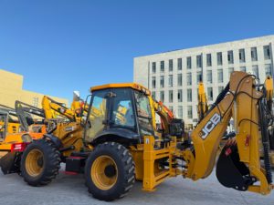 Chargeuse-pelleteuse JCB 4CX 4x4 neuve, unité lourde polyvalente pour la construction en milieu rural et le creusement de fossés - Product Image 1
