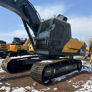 Excavadora Hyundai HX225 22T Usada con Motor Cummins, Bomba Hidráulica, Brazo Hidráulico para Desbroce de Terrenos y Preparación de Sitios para Granjas Solares - Product Image 1