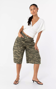 Pantalones Cortos Bermuda de Camuflaje de Algodón Sueltos para <span class=keywords><strong>Mujer</strong></span>, Estilo Cargo Utilitario con Cintura Ajustable, OEM/ODM por Fábrica China - Product Image 3