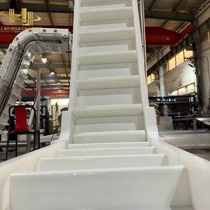 Système de convoyeur à bande inclinée à crampons pour le levage et le transport stable de matériaux en vrac dans les lignes de production alimentaire et d'emballage - Product Image 1