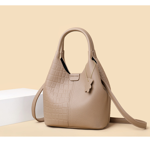 2026 New Korean-style Vintage Classic Mom Bag Large Capacity Waterproof Handbag for Women Soft Leather Rivet Detail Single Strap