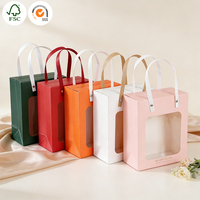 Sacs cadeaux de luxe en papier blanc ODM OEM avec fermeture magnétique, poignées et gaufrage, réutilisables et recyclables pour mariages, fêtes prénatales et baby showers